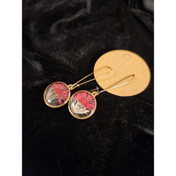 Pressed Flower Drop Earrings Gold colored Metal Red and White Flowers - Picture 4 of 4